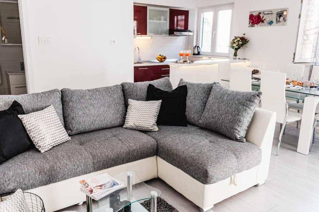 Holiday Home Marina-Renovated House In City Center Рогозница Экстерьер фото