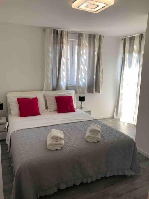 Holiday Home Marina-Renovated House In City Center Рогозница Экстерьер фото