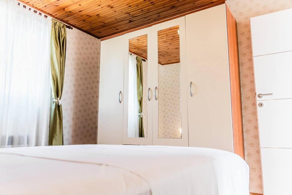 Holiday Home Marina-Renovated House In City Center Рогозница Экстерьер фото
