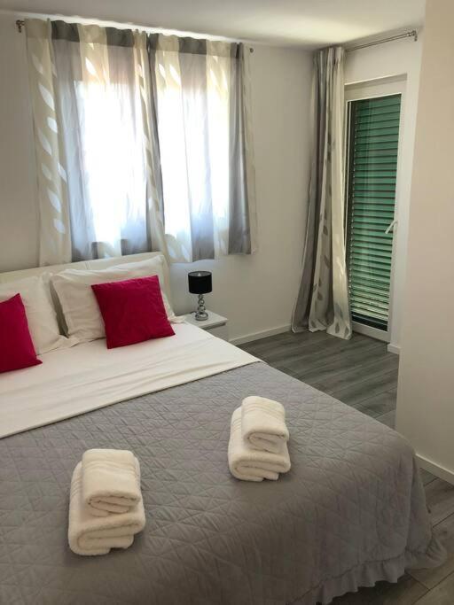 Holiday Home Marina-Renovated House In City Center Рогозница Экстерьер фото