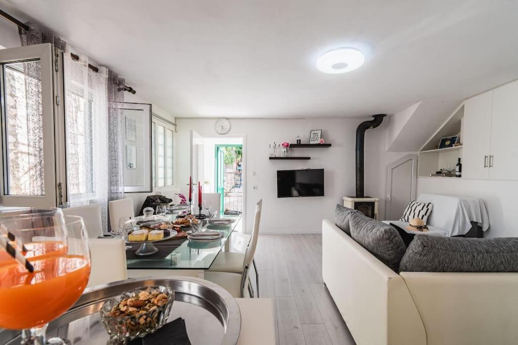 Holiday Home Marina-Renovated House In City Center Рогозница Экстерьер фото