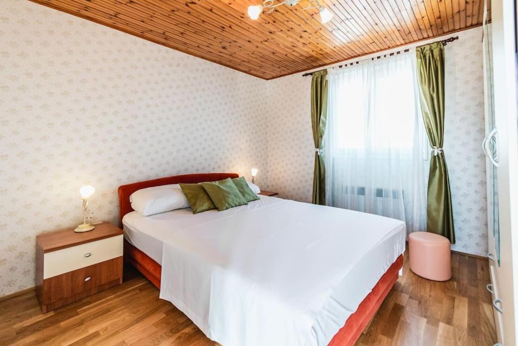 Holiday Home Marina-Renovated House In City Center Рогозница Экстерьер фото