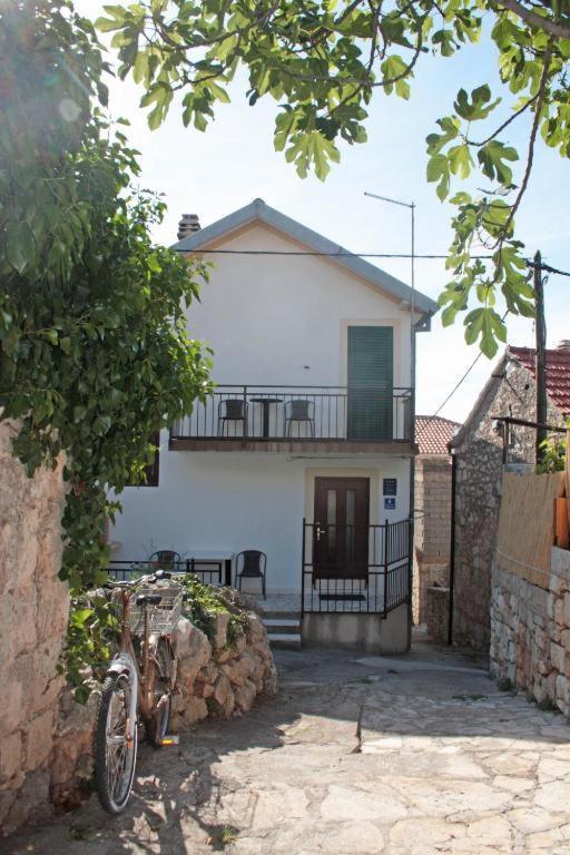 Holiday Home Marina-Renovated House In City Center Рогозница Экстерьер фото
